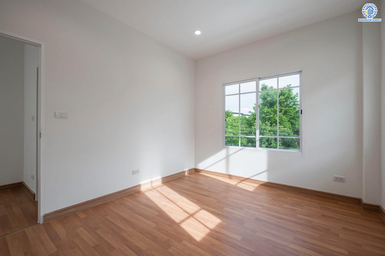 บ้านมือสองตกแต่งใหม่ โครงการ ธนาสิริ ราชพฤกษ์-ท่าน้ำนนท์ เนื้อที่ 50.5 ตร.ว. ฟังก์ชัน 3 ห้องนอน 4 ห้องน้ำ 1 ห้องแม่บ้าน จอดรถได้ 2 คัน บนทำเลดี วิวสวนส่วนกลาง ติดถนนใหญ่ เชื่อมต่อหลายเส้นทาง ใกล้รถไฟฟ้าสายสีม่วง "สถานีไทรม้า" เซ็นทรัลรัตนาธิเบศร์ พร้อมสิ่งอำนวยความสะดวกมากมาย